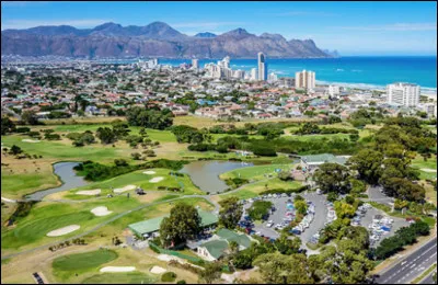 Quelle est cette ville d'Afrique du Sud, située au pied de la montagne de la Table, capitale parlementaire du pays, cité métissée avec une minorité blanche et une gigantesque zone de bidonvilles ?