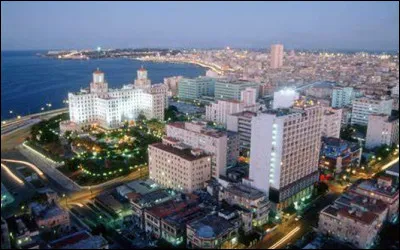 Quelle est cette ville, la plus grande des Caraïbes, capitale de Cuba, centre économique et culturel du pays ?
