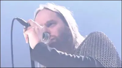 Complétez : 
"Herklæðin óvenju þétt..."