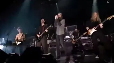 Complétez : 
"Undir eins byrjar að..."