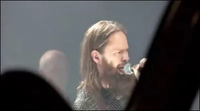 Complétez : 
"Öxina keyri ég niður í skítugan..."