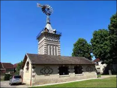 Nous sommes dans le Grand-Est devant la pompe communale surmont&eacute;e de son &eacute;olienne, &agrave; Pargues. Village de l'arrondissement de Troyes, il se situe dans le d&eacute;partement ...