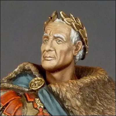 Qu'est-ce que porte Jules César sur sa tête ?