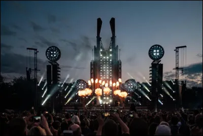 Quel groupe de métal a pris comme nom une commune allemande, à une lettre près ?