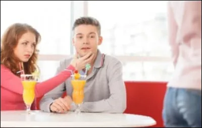 Tu es au restaurant avec ton/ta copain/copine, soudain il/elle pique une crise en te disant : 《C'est bon t'en as pas marre de regarder le/la serveur(se) depuis toute à l'heure ? Tu ne regardes que moi !》Comment réagis-tu ?