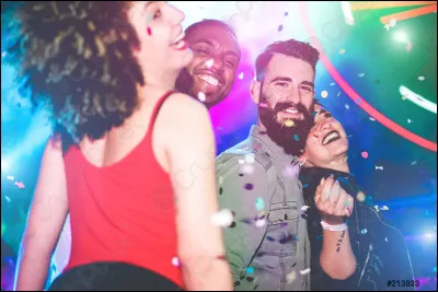 Tu es en boîte avec ton/ta copain/copine ainsi que tes amis. Tu es assis dans un canapé avec ton/ta copain/copine en sirotant une boisson quand soudain tes amis te disent de les rejoindre sur la piste de danse et ton copain/copine te dit : 《 Non tu n'y va pas ! Tu restes avec moi ou je te quitte ! 》. Que fais-tu ?