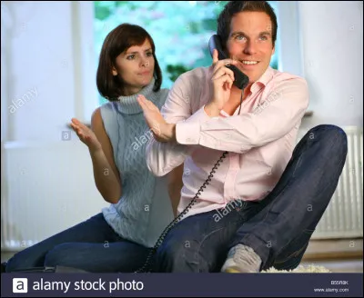 Tu es au téléphone avec ton patron et tu annonces à ton/ta copain/copine que ton patron souhaite dîner chez toi ce soir pour parler de travail (il s'avère que tu seras promu). Ton/ta copain/copine se met à râler et refuse catégoriquement en te disant : 《 Ah non je ne veux personne ici ! Raccroche le téléphone maintenant ! 》Comment réagis-tu ?