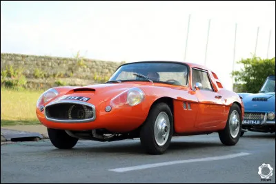 Ce coupé sport des année 60 a été produit par la première marque automobile du monde. Elle fut créée en France en 1890. Quel est ce constructeur ?