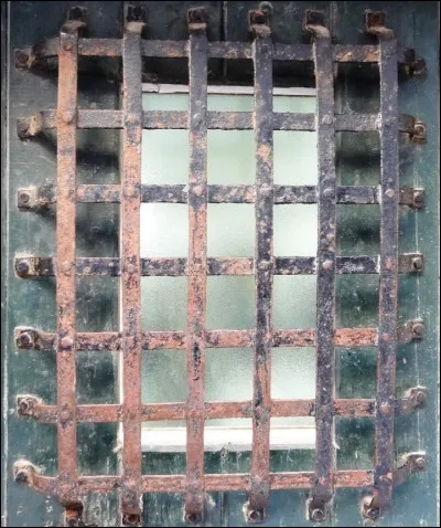 Complétez : 
"Týnast líf er holdið..."