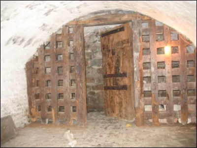 Complétez : 
"Lýkur stríði, lokast..."