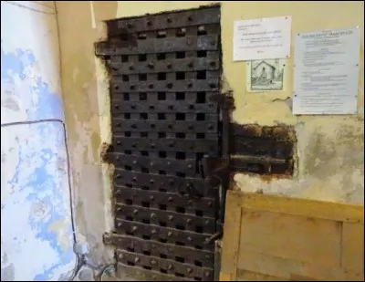 Complétez : 
"Sótt var úr lofti úr áttum..."