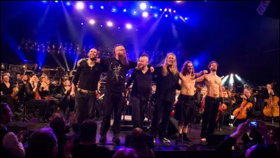 Complétez : 
"Vættir gráta, vetur færist..."