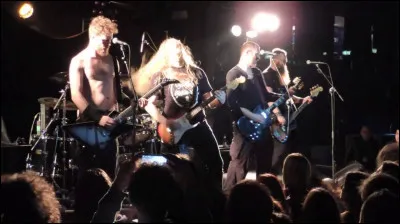 Complétez : 
"Blóðið fossar, örin.."