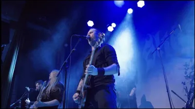 Complétez : 
"Sveitin þagnar, sverðin liggja..."