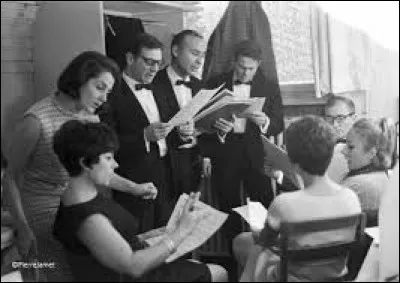 1972 > Cette chanteuse talentueuse (Les Double-Six, Les Swingle Singers, etc.), méconnue malgré son nom, est la sœur d'un certain Michel [lequel ?] : elle s'amuse ici sur une reprise de João Gilberto