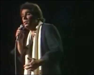 Au début de sa carrière, Claude Nougaro est déjà féru de jazz et de musiques brésiliennes : ainsi, dès 1966, "Berimbau" devient ...