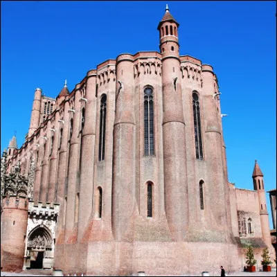 Quelle cath&eacute;drale consacr&eacute;e en 1480, dont l�apparence ext&eacute;rieure fait plut&ocirc;t penser &agrave; une forteresse militaire, poss&egrave;de une immense fresque repr&eacute;sentant le Jugement dernier de 270 m2 ?