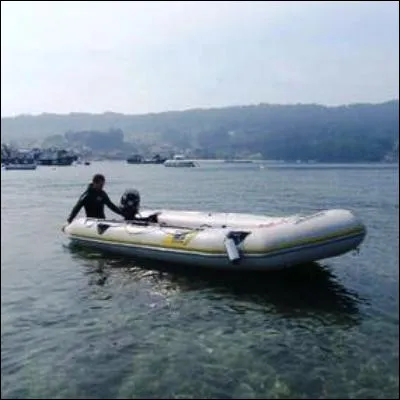 Quel scientifique a r&eacute;alis&eacute; en 1952 une exp&eacute;rience de naufrag&eacute; solitaire &agrave; bord d�un Zodiac appel&eacute; l�H&eacute;r&eacute;tique ?