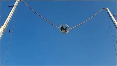 Tu as fait un pari avec tes potes et comme tu as perdu à ce pari, tes potes te mettent au défi de faire le manège la boule élastique seul, sachant que tu as le vertige ! Comment réagis-tu ?