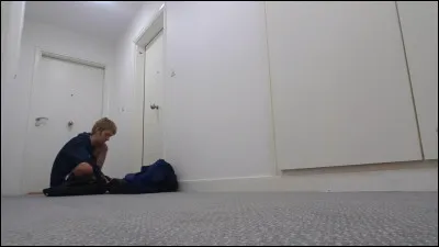 Ton meilleur pote te fait un prank en te virant de chez lui et que tu n'es plus le bienvenu ! Comment réagis-tu ?