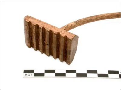 Instrument servant à broyer le chanvre :