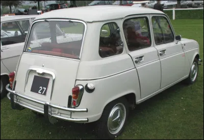 Est-ce la Renault 4 Super caractérisée par un hayon basculant ?