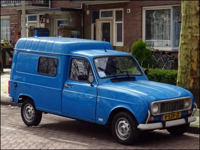 Est-ce la Renault fourgonnette R4F6 de 1108 cm3 ?