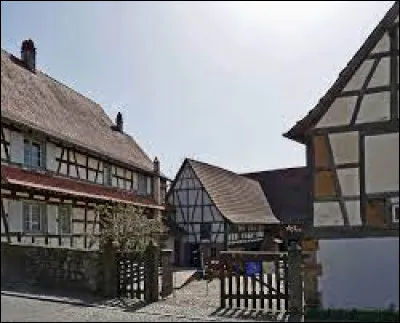 Nous sommes dans le Grand-Est, à Kutzenhausen. Commune de l'arrondissement de Haguenau-Wissembourg, au sein du parc naturel régional des Vosges du Nord, elle se situe dans le département ...