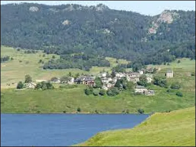 Petit village Catalan de 67 habitants au bord du lac du même non, Puyvalador se situe en région ...
