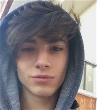 Ta meilleure amie Julie te confie un secret : elle est amoureuse de Jason, le beau gosse du collège depuis 1 an ! Que fais-tu ?