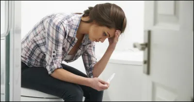 Tu entres dans la salle de bain pour te brosser les dents, quand soudain, tu surprends ta sur Chloé âgée de 14 ans qui sort des toilettes en pleurs avec un test de grossesse positif. Elle te supplie de garder le secret sinon elle se fera défoncer par vos parents ! Comment réagis-tu ?