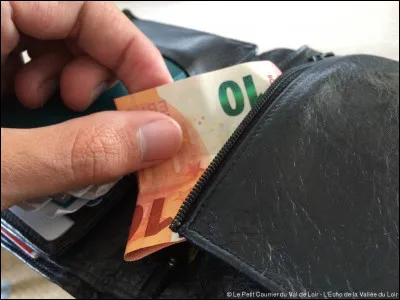 Tu es dans le salon, quand soudain, tu surprends ton grand frère Jimmy en train de voler 600 euros dans le portefeuille de ton père. Il te dit en suppliant : 《 S'il te plaît ne dis pas à papa que je lui ai piqué 600 euros dans son portefeuille car il y a la PS5 qui est sortie et je vais l'acheter !》alors que ton père a besoin de ces 600 euros pour le loyer ! Que fais-tu ?