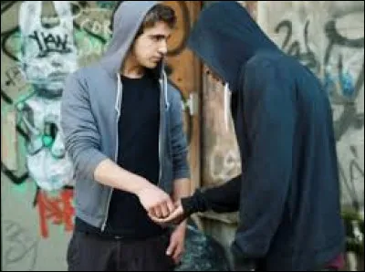 Tu es sur le point de rejoindre ta chambre, quand soudain, tu surprends ton grand frère Jimmy qui fouille dans le coffre à bijoux de ta mère pour lui piquer 3 bagues en or et il te dit 《 Je suis obligé de faire ça car je dois rembourser 1000 euros à un dealer sinon je serai mort demain !》car non seulement ton frère vole, mais il se drogue depuis 2 mois !