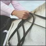 Que tiens-tu dans les mains lorsque tu montes ?