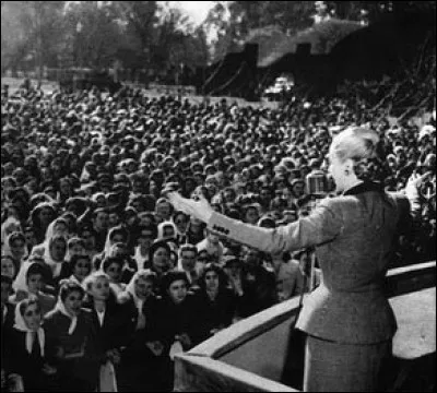 Eva Perón ne fut jamais présidente, mais sera reconnue comme "Chef spirituel de la Nation". Quel pays lui décerna cette plus haute distinction en 1952 ?