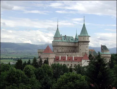 C'est en Slovaquie, dans la petite ville de Bojnice, que vous verrez ce ch&acirc;teau &agrave; l'allure romantique :