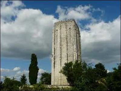 Nous nous arr&ecirc;tons un petit moment de la Tour carr&eacute;e de Loudun. Ville n&eacute;o-aquitaine, dans l'ancienne r&eacute;gion Poitou-Charentes, elle se situe dans le d&eacute;partement ...