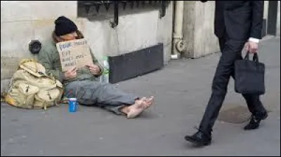 Tu te ballades dans la rue, quand soudain, tu croises un SDF ! Que fais-tu ?