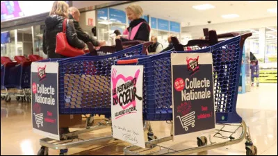 Tu fais tes courses au supermarché, quand soudain tu vois des bénévoles du Resto du cur qui te donnent un papier pour que tu fasses un don dans le chariot ! Que fais tu ?