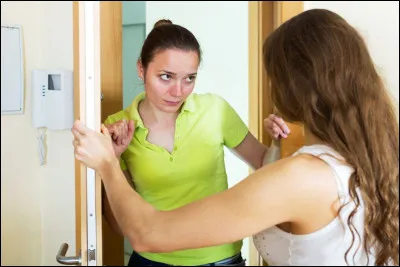 Tu es chez toi, quand soudain on toque à ta porte, c'est ta voisine Melle Leroy qui te demande des ufs pour son gâteau. Elle n'en a plus chez elle et les supermarchés sont fermés ! Que fais-tu ?