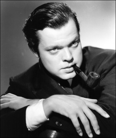 Né en 1915, Orson Welles est célèbre à 23 ans avec l'émission de radio "La Guerre des mondes" ; il réalise en 1941, à 26 ans, son premier long-métrage, considéré comme un film majeur de l'histoire du cinéma. Il s'agit de ...