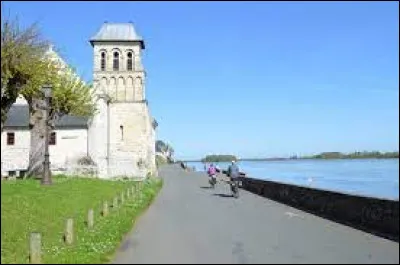 Nous sommes dans les Pays-de-la-Loire, sur le port du Thoureil (avec l'église Saint-Genulf). Commune du Saumurois, sur la rive gauche de la Loire, elle se situe dans le département ...