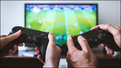 Tu joues à "Fortnite" pendant deux heures sur ta PS4 quand, soudain, ton père te dit : "Éteins-moi ta console, il fait beau dehors, va faire du vélo ou du roller, je ne sais pas quoi mais reste pas à la maison, il fait 35 degrés dehors !". Comment réagis-tu ?