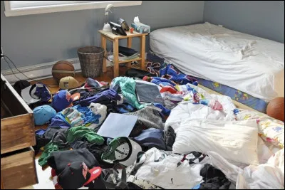 Tu es en train d'écouter tranquillement ta musique avec tes écouteurs dans le salon quand, soudain, ta mère te dit : "Bon, va nettoyer ta chambre, là. C'est le désordre complet, on peut plus passer et ça pue !". Comment réagis-tu ?
