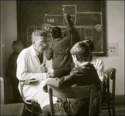 En quelle année, Hans Asperger a-t-il donné une autre définition de l'autisme ?