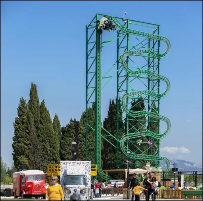 Quel accident s'est-il passé dans le roller-coaster vertical nommé "Le nid des marsupilamis" ?