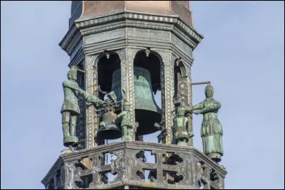 Langue française : L'automate représentant un personnage sculpté en métal ou en bois qui fait tinter les cloches de certaines horloges monumentales est un ...