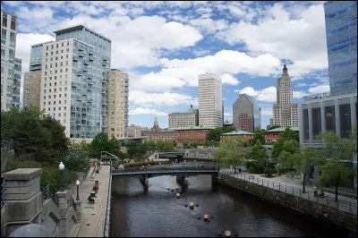 Géographie : Quel état des Etats-Unis ayant pour capitale Providence est le plus petit état des Etats-Unis ?