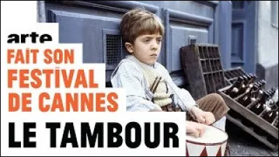 Qui est le réalisateur du long-métrage "Le Tambour" ?