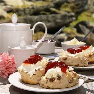 Quel petit pain originaire d�&Eacute;cosse, g&eacute;n&eacute;ralement consomm&eacute; avec une confiture et d�une cr&egrave;me &eacute;paisse, accompagne le th&eacute; dans la collation appel&eacute;e cream tea ?